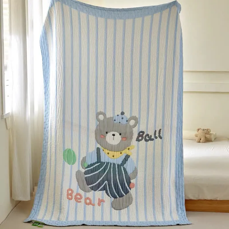 Gesteppte Babydecke mit gestreiftem Bärenmuster aus Lyocell