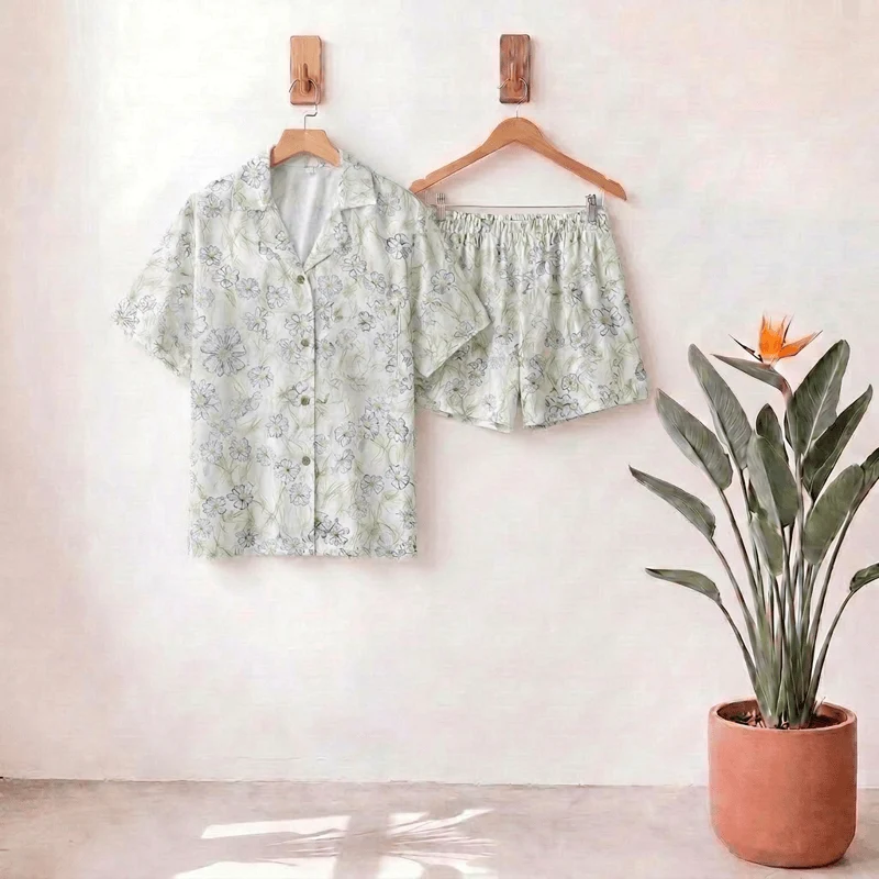 Loungewear-Set aus mintfarbenen Satinshorts mit Blumenmuster und Knopfleiste