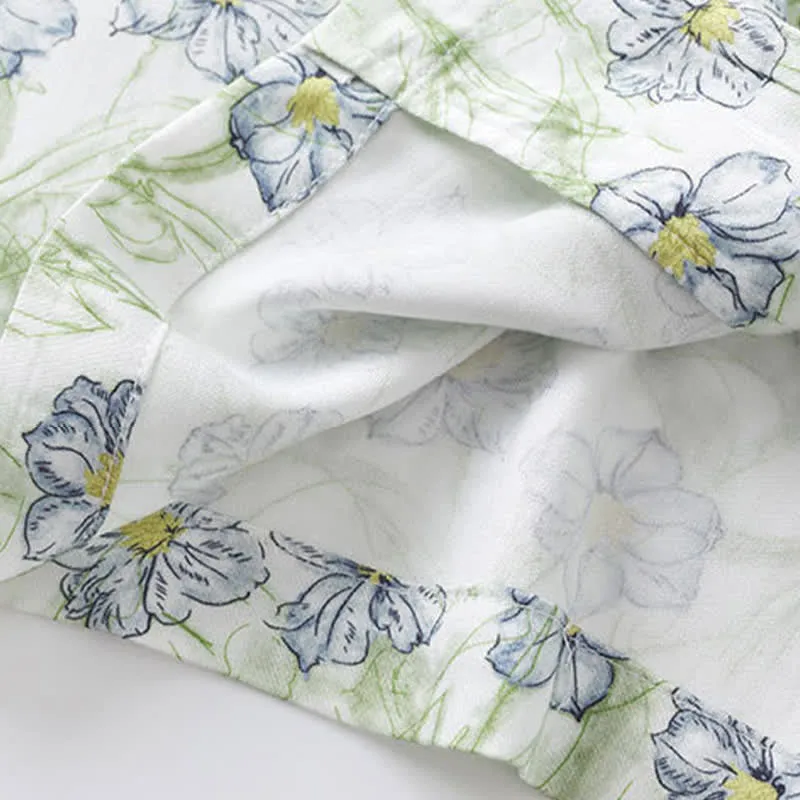 Loungewear-Set aus mintfarbenen Satinshorts mit Blumenmuster und Knopfleiste