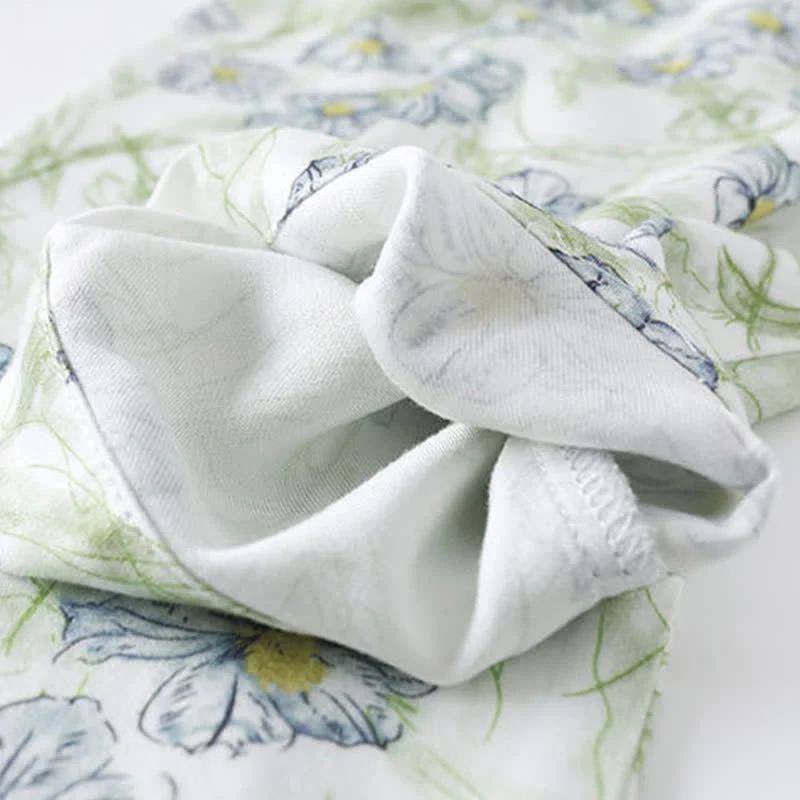 Loungewear-Set aus mintfarbenen Satinshorts mit Blumenmuster und Knopfleiste