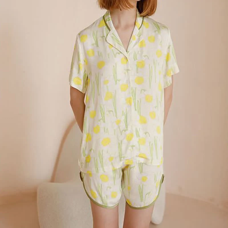 Pyjama-Set aus Satin mit Narzissenmuster und kurzen Ärmeln