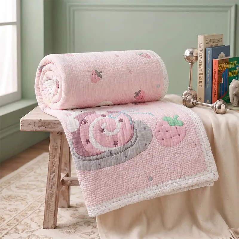 Babydecke aus Lyocell mit rosa Hasen- und Erdbeermotiven