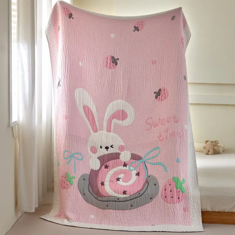 Babydecke aus Lyocell mit rosa Hasen- und Erdbeermotiven