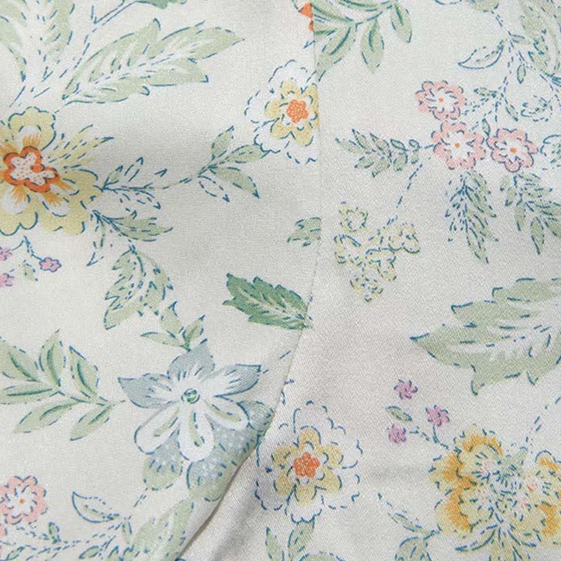 Französischer Satin-Kurzpyjama mit Blumenmuster für Sommernächte