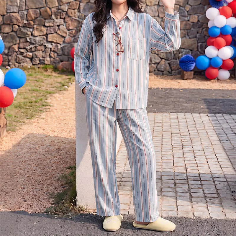 Pyjama aus doppellagigem Baumwollstoff mit roten Akzenten und blauen Streifen