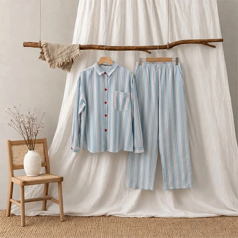 Pyjama aus doppellagigem Baumwollstoff mit roten Akzenten und blauen Streifen