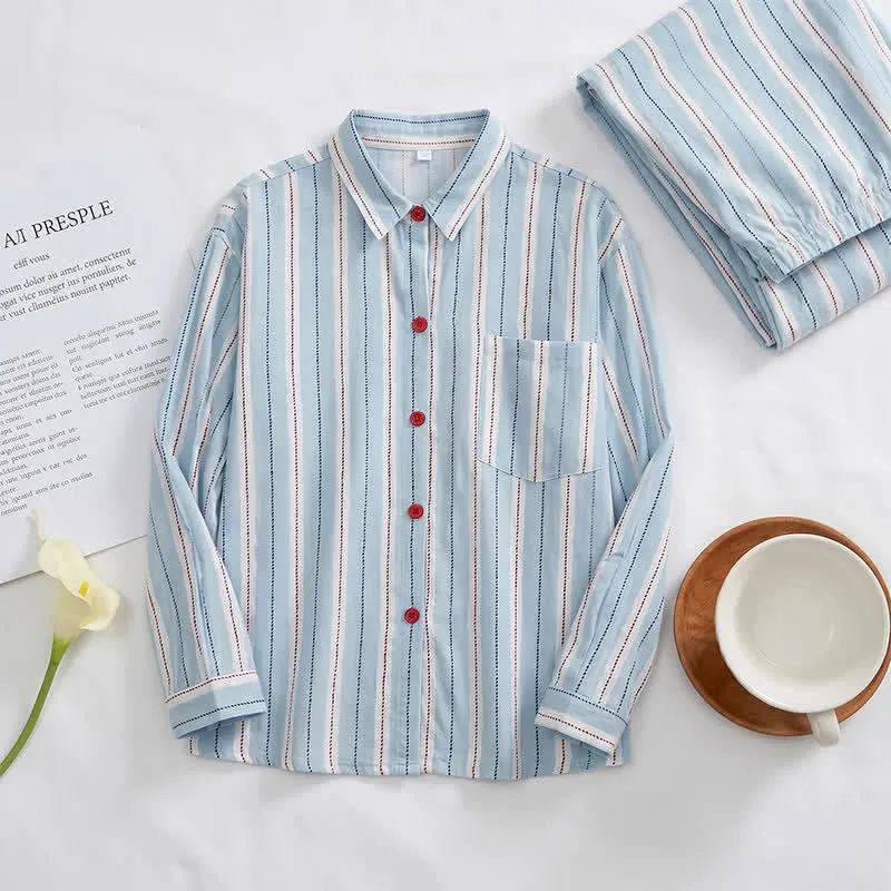 Pyjama aus doppellagigem Baumwollstoff mit roten Akzenten und blauen Streifen