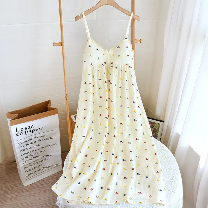 Romantisches Hauskleid mit zartem Blumenmuster