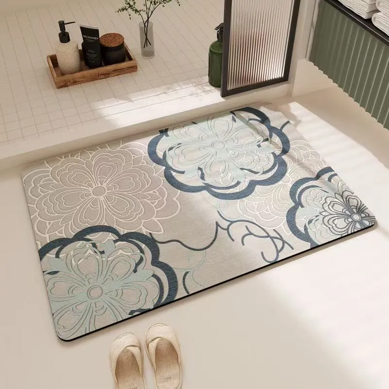 Hellblauer Badezimmerteppich mit filigranem Blumenmuster