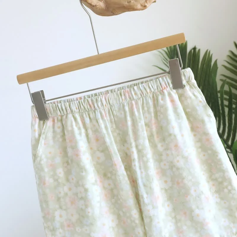 Grüne Pyjama-Shorts aus Baumwolle mit Blumenmuster und Rüschen