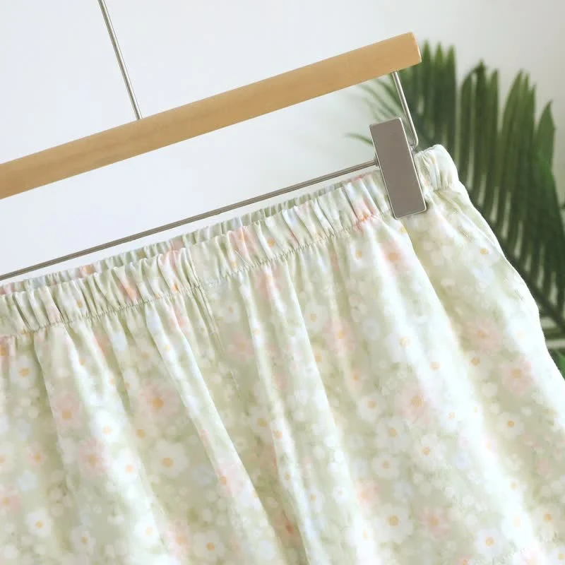 Grüne Pyjama-Shorts aus Baumwolle mit Blumenmuster und Rüschen