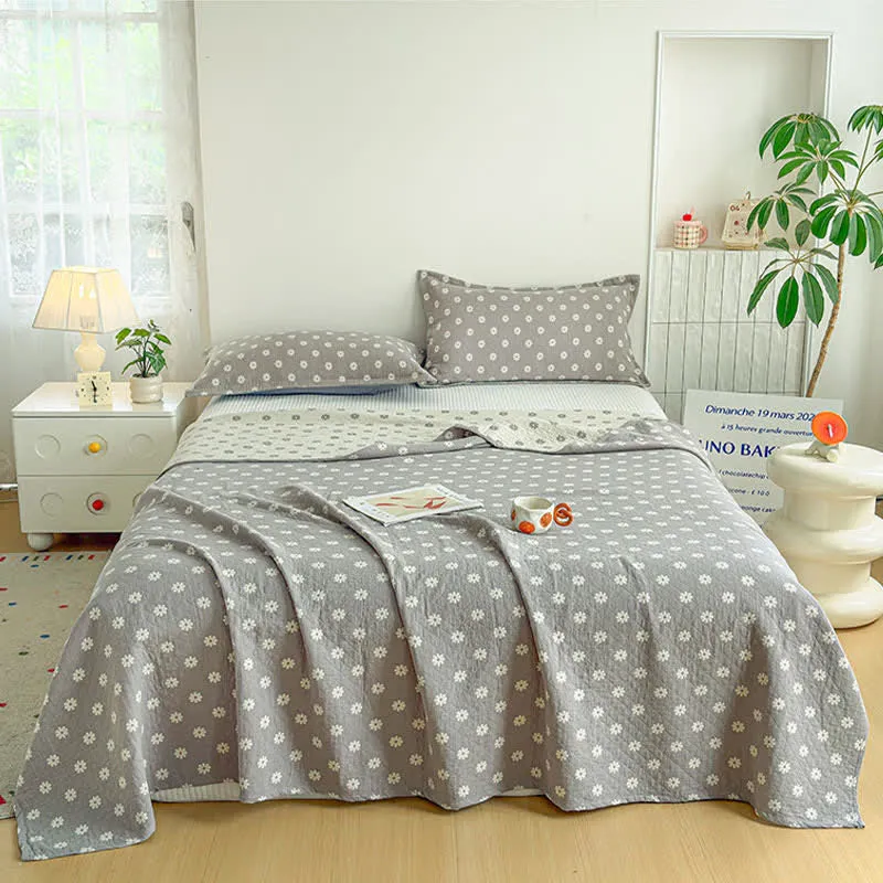 Graue Baumwoll-Steppdecke mit Blumenmuster und Jacquard-Muster