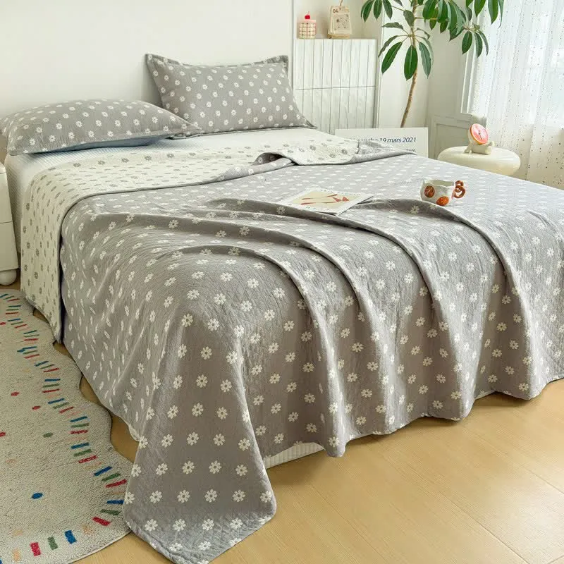 Graue Baumwoll-Steppdecke mit Blumenmuster und Jacquard-Muster