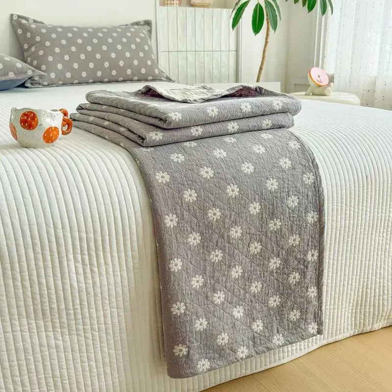 Graue Baumwoll-Steppdecke mit Blumenmuster und Jacquard-Muster