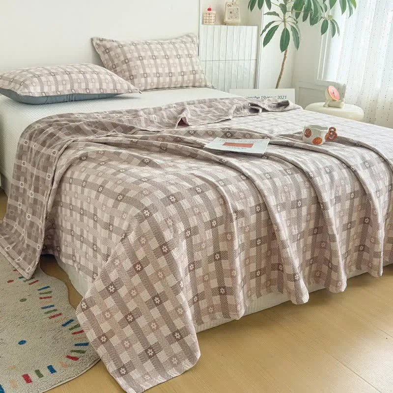 Baumwoll-Steppdecke mit Blumen- und Karomuster (Jacquard)