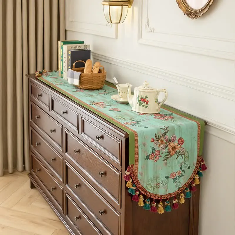 Vintage Tischläufer mit grünem Blumenmuster und Quasten