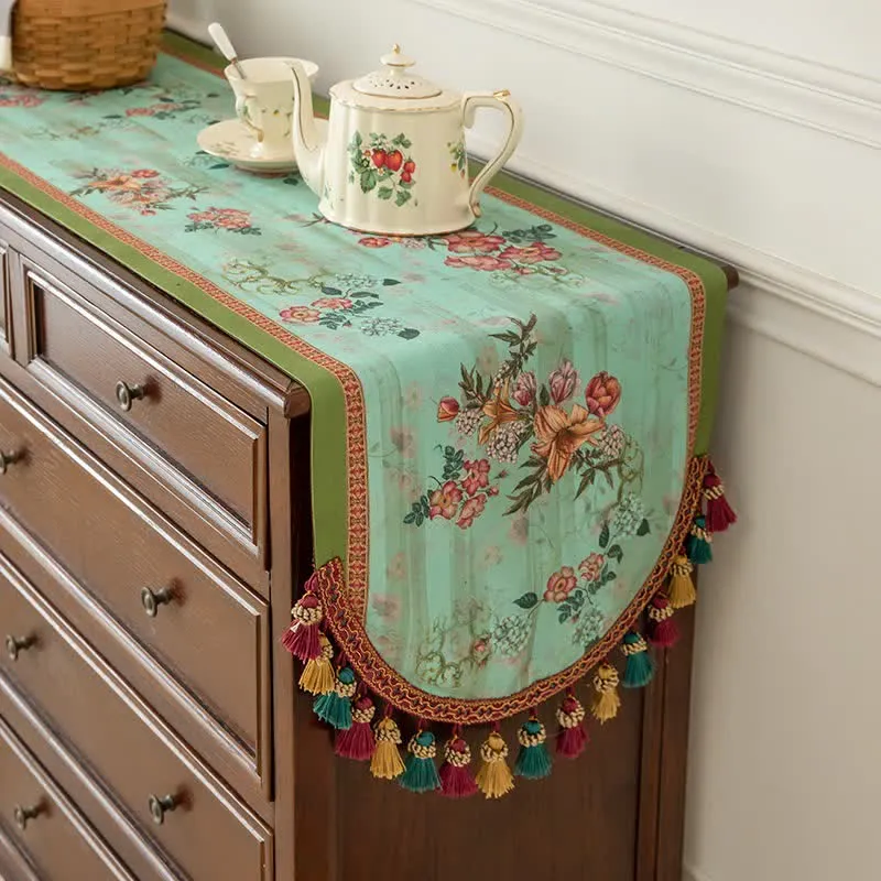 Vintage Tischläufer mit grünem Blumenmuster und Quasten