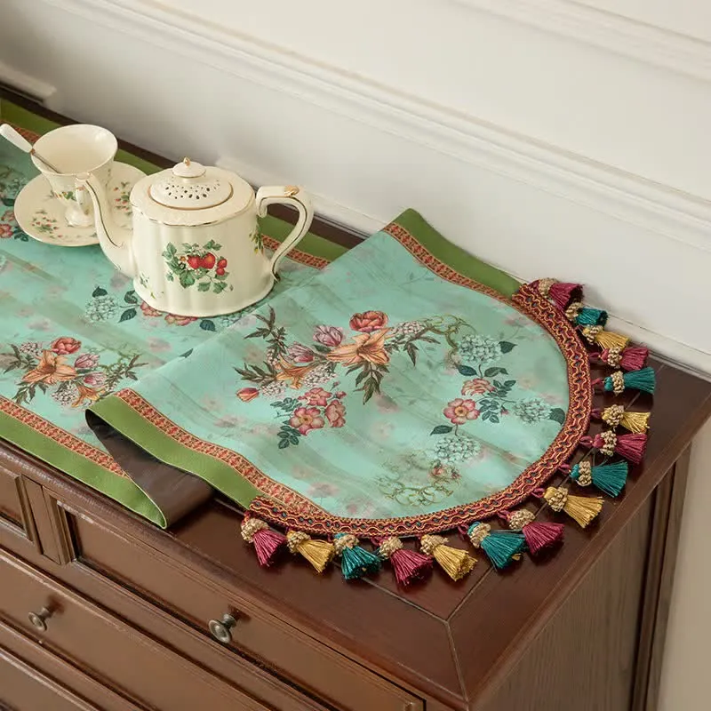 Vintage Tischläufer mit grünem Blumenmuster und Quasten