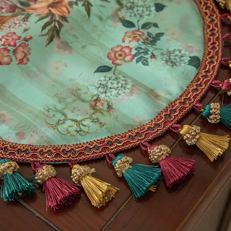 Vintage Tischläufer mit grünem Blumenmuster und Quasten