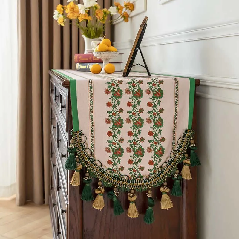 Eleganter Tischläufer mit Blumenmuster und Quastenbesatz