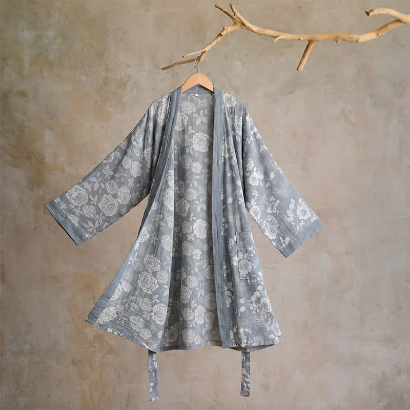Kimono-Bademantel aus Baumwolle mit staubblauem Rosenmuster