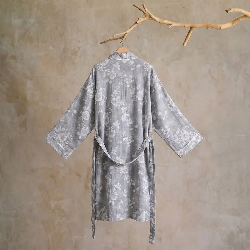 Kimono-Bademantel aus Baumwolle mit staubblauem Rosenmuster