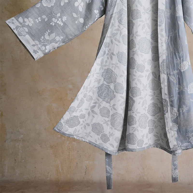 Kimono-Bademantel aus Baumwolle mit staubblauem Rosenmuster