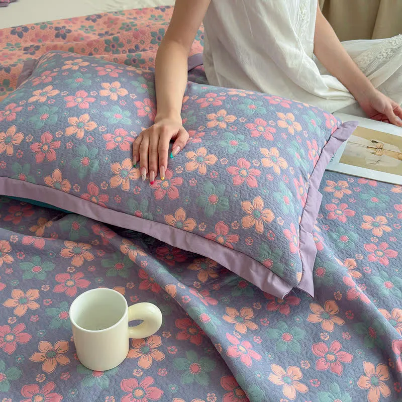 Dreilagige Tagesdecke aus Gaze mit kleinem Blumenmuster