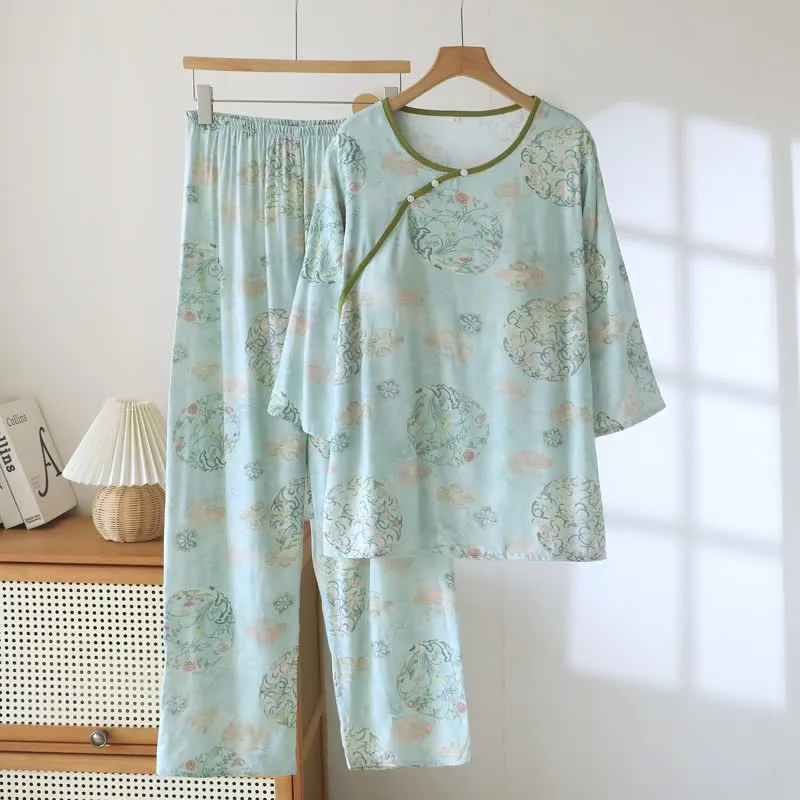 Orientalischer traditioneller Damenpyjama mit Blumenmuster