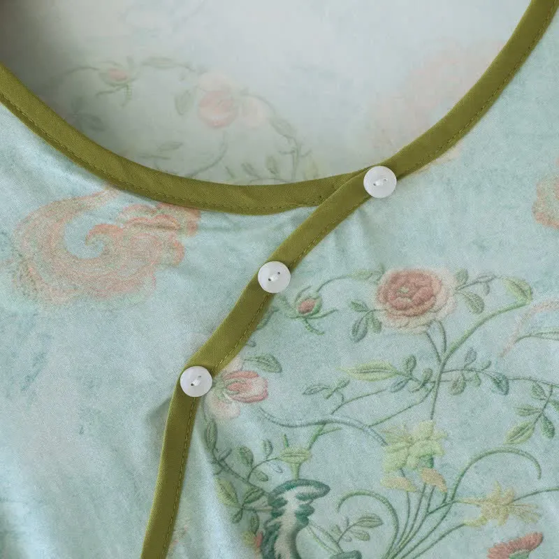 Orientalischer traditioneller Damenpyjama mit Blumenmuster