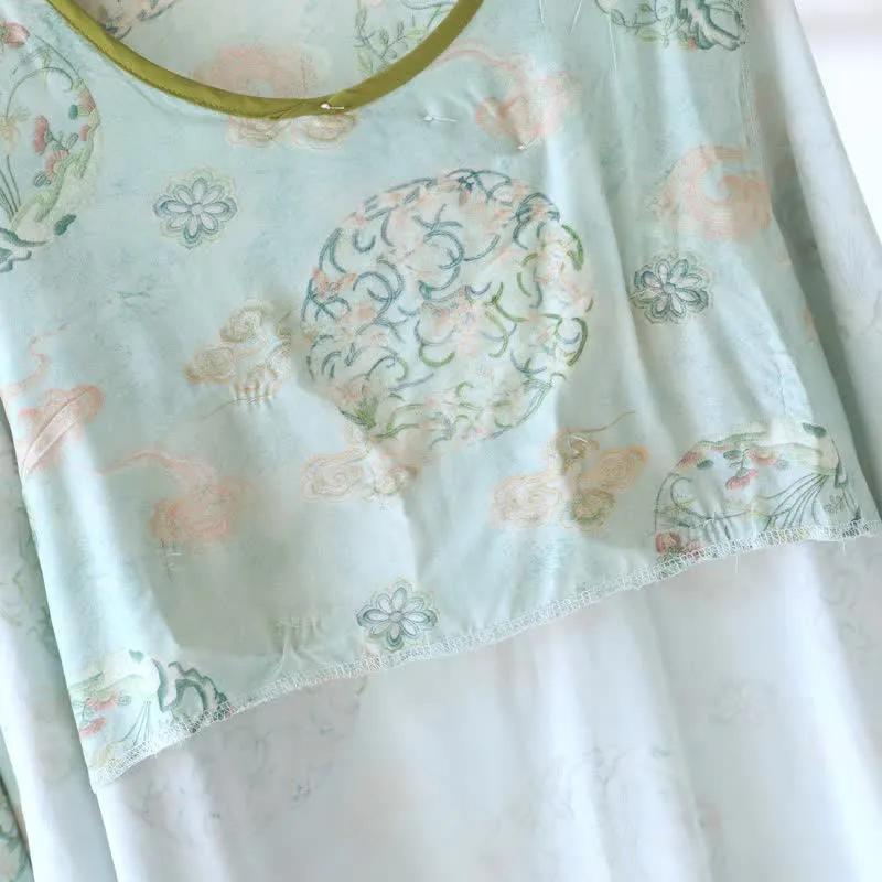 Orientalischer traditioneller Damenpyjama mit Blumenmuster