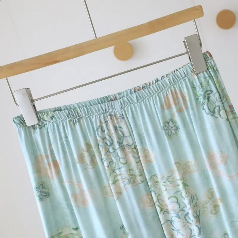 Orientalischer traditioneller Damenpyjama mit Blumenmuster