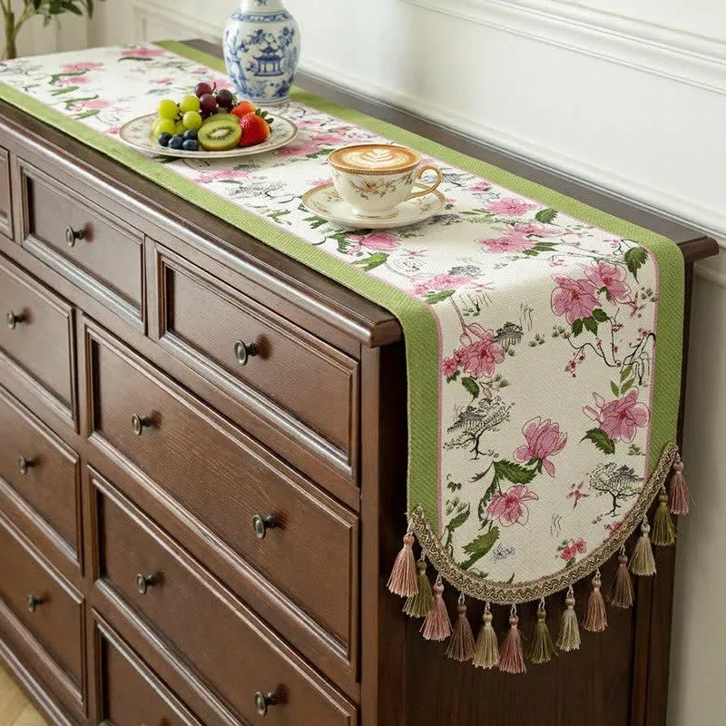 Tischläufer im Landhausstil mit Blumenquasten