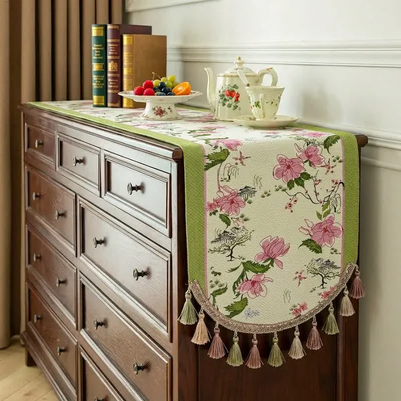 Tischläufer im Landhausstil mit Blumenquasten