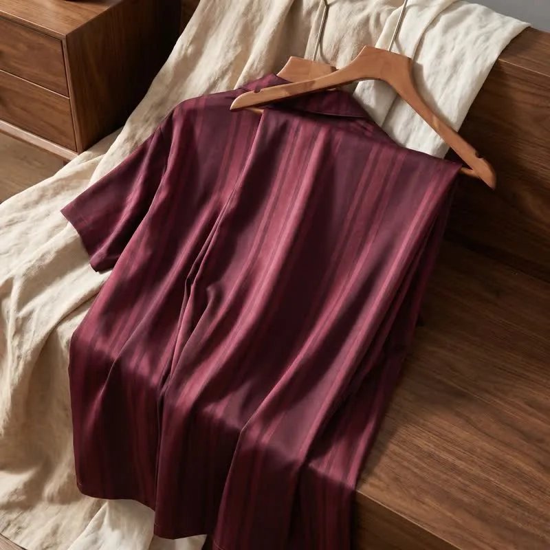 Loungewear-Set aus Baumwolle mit burgunderfarbenen vertikalen Streifen