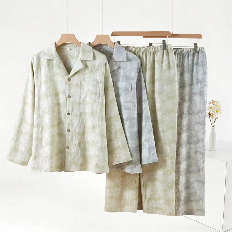Loungewear-Set mit hellem Blumenmuster und dezentem Vichy-Karo und Knöpfen