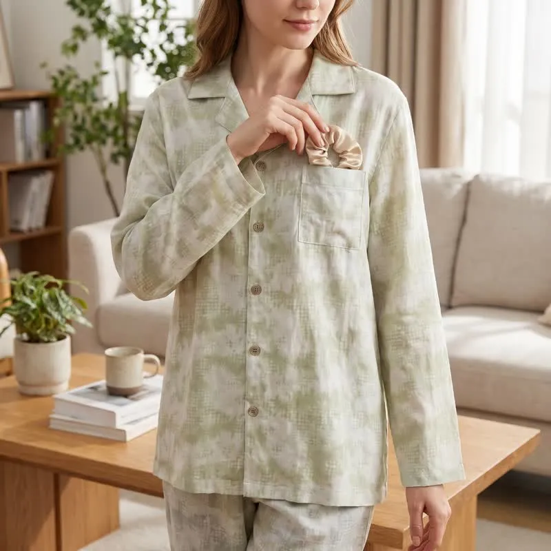 Loungewear-Set mit hellem Blumenmuster und dezentem Vichy-Karo und Knöpfen