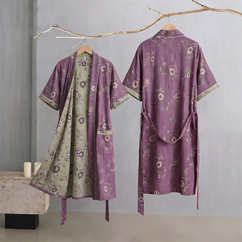 Vintage Kimono-Bademantel aus Baumwolle, lila mit Blumenmuster