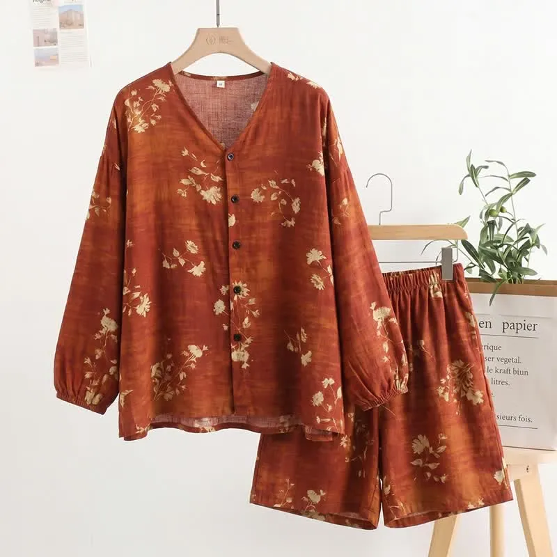 Damenpyjama mit botanischem Blumenmuster und Knopfleiste