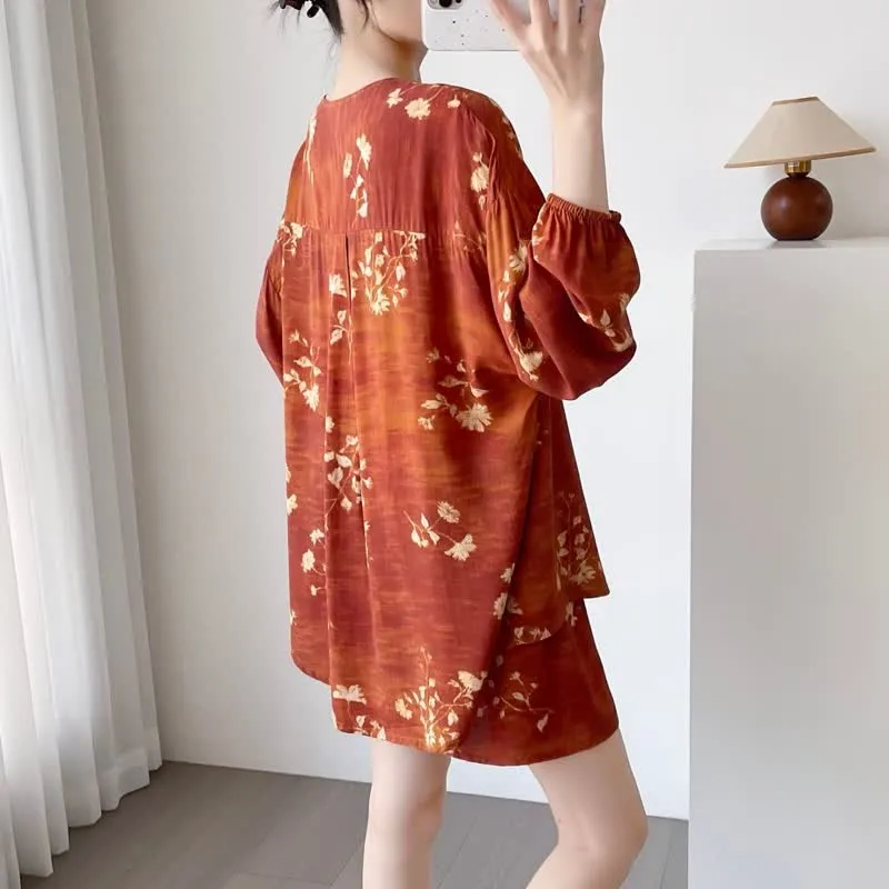 Damenpyjama mit botanischem Blumenmuster und Knopfleiste