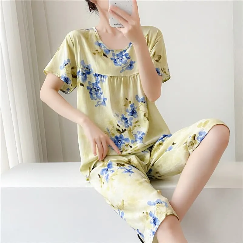 Damenpyjama mit blauem Blumenmuster und kurzen Ärmeln