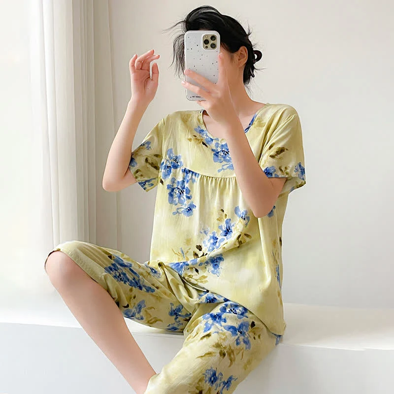 Damenpyjama mit blauem Blumenmuster und kurzen Ärmeln
