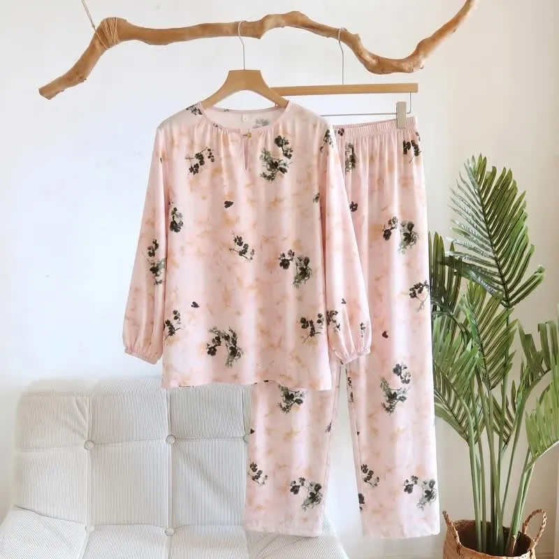 Langärmliger Damenpyjama mit ländlichem Blumenmuster