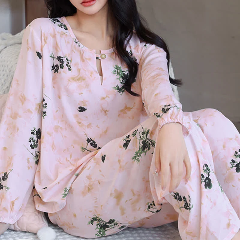 Langärmliger Damenpyjama mit ländlichem Blumenmuster