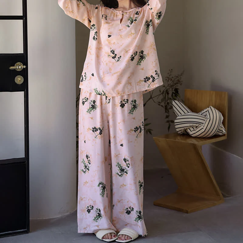 Langärmliger Damenpyjama mit ländlichem Blumenmuster