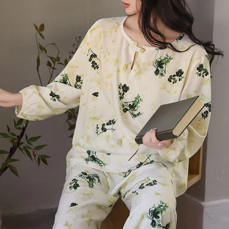 Langärmliger Damenpyjama mit ländlichem Blumenmuster
