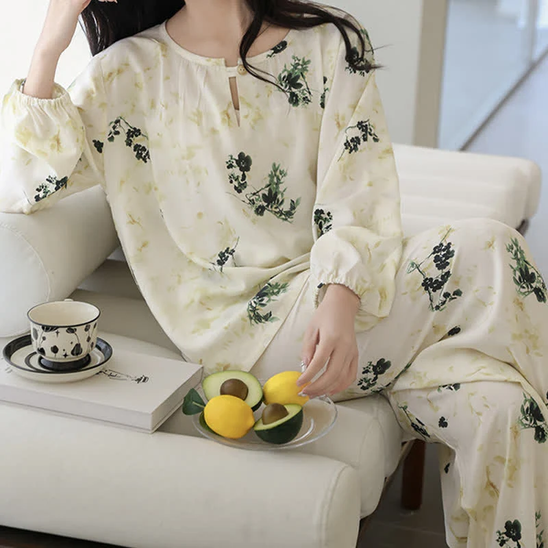 Langärmliger Damenpyjama mit ländlichem Blumenmuster