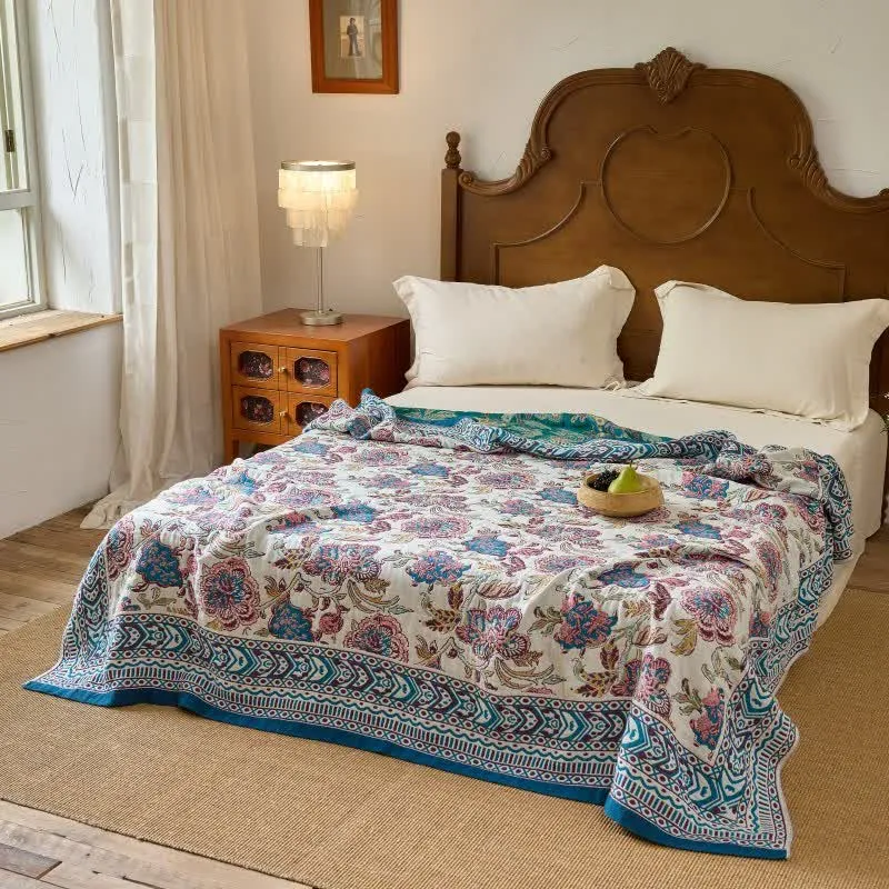 Vintage-Steppdecke aus Baumwolle mit böhmischem Blumenmuster