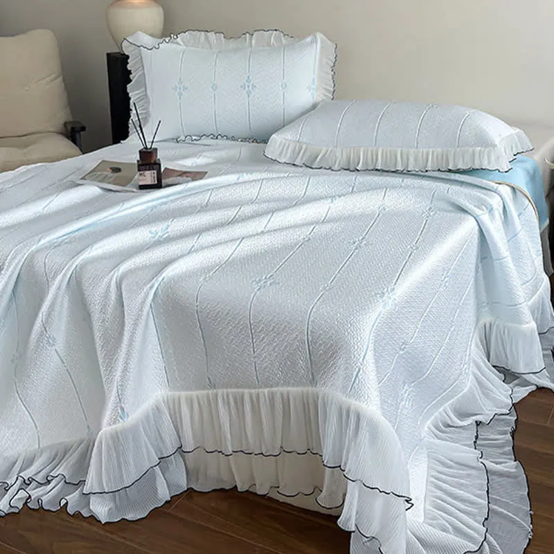 Set mit Rüschen-Tagesdecke mit vertikalem Blumenmuster