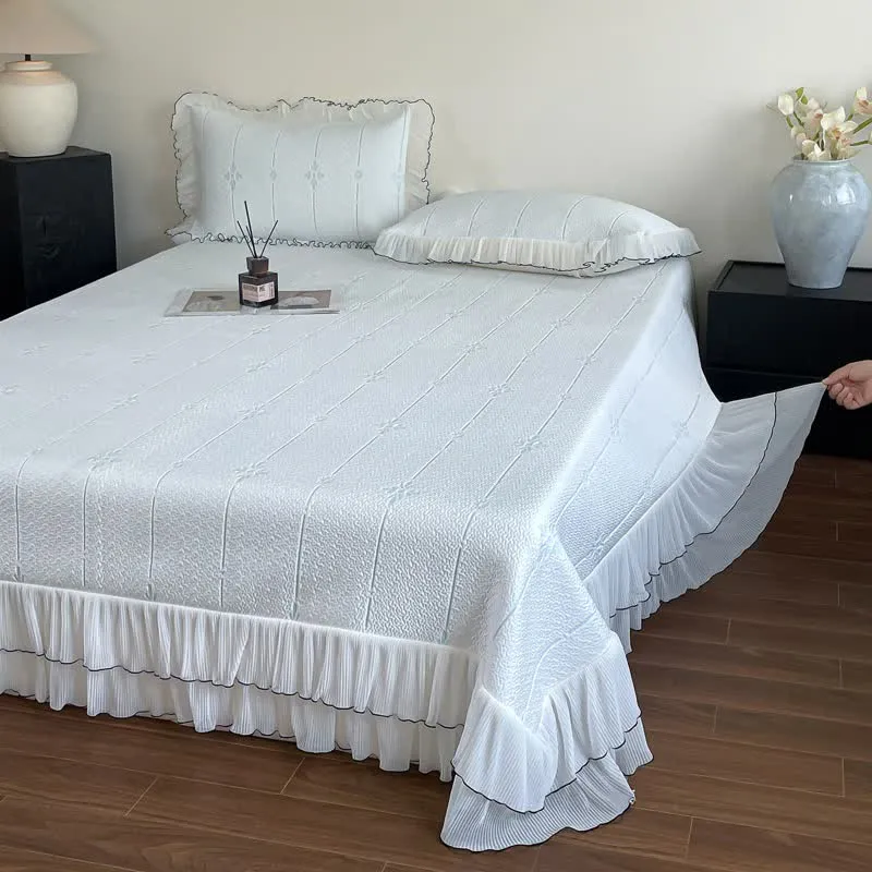 Set mit Rüschen-Tagesdecke mit vertikalem Blumenmuster